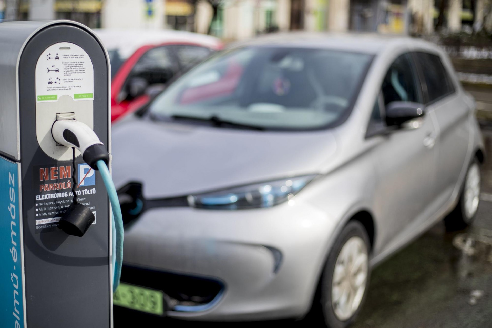 Oké, elektromos autó: de mit ér, ha kevés a töltő?