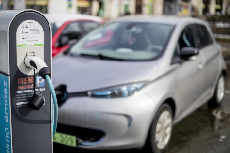 Oké, elektromos autó: de mit ér, ha kevés a töltő?